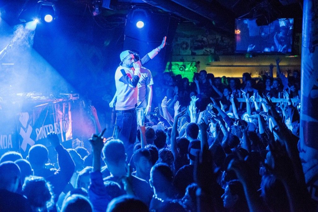Live show with crowd and Contrabanda stage branding